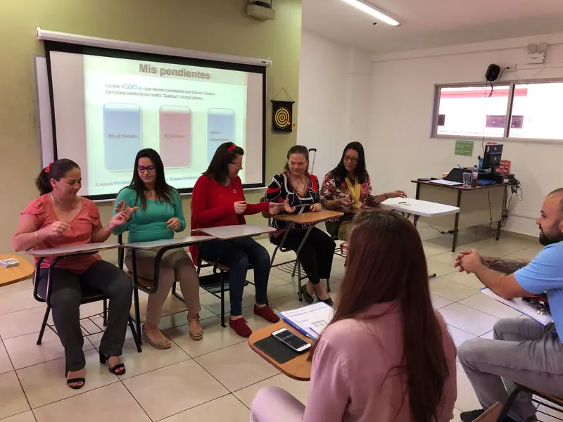Equipo trabajando en taller de liderazgo coach Costa Rica